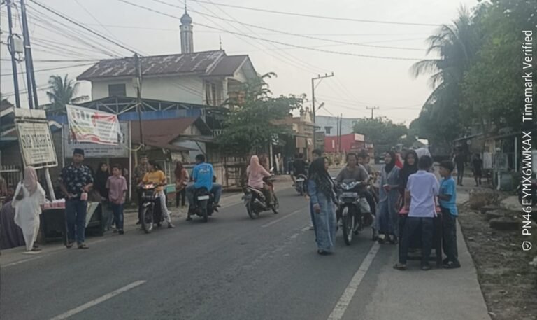 Guru dan Siswa SMPN 5 Tebing Tinggi Berbagi Takjil di Bulan Ramadhan