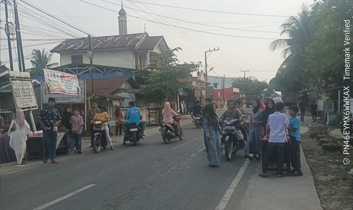 Guru dan Siswa SMPN 5 Tebing Tinggi Berbagi Takjil di Bulan Ramadhan