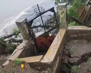 Warga Lingk. 3 Kel. Bandar Utama Was Was. Tembok Pintu Air Penahan Banjir Sungai Padang, Roboh