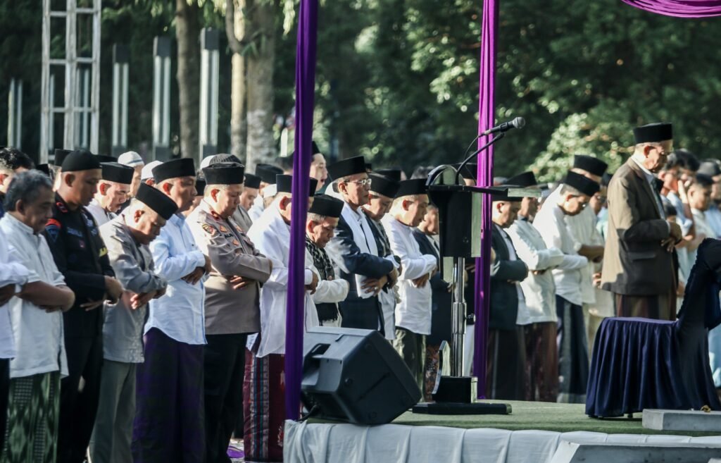 Ribuan Warga Ciamis Shalat Idul Fitri Bersama, Bupati Herdiat Ajak Perkuat Persatuan dan Kepedulian