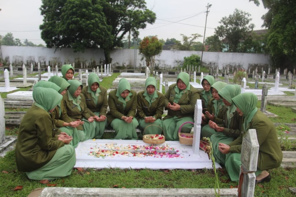 KHIDMAT DAN PENUH MAKNA, PERSIT KCK CABANG XXIII KODIM 0612/TASIKMALAYA GELAR ZIARAH DI TMP KAROENG
