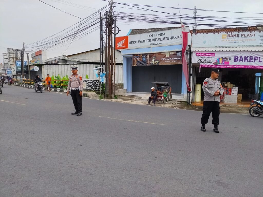 Bantu Anak Menyebrang, Polsek Banjarsari Polres Ciamis Siaga di Area Padat Lalu Lintas Saat Pagi