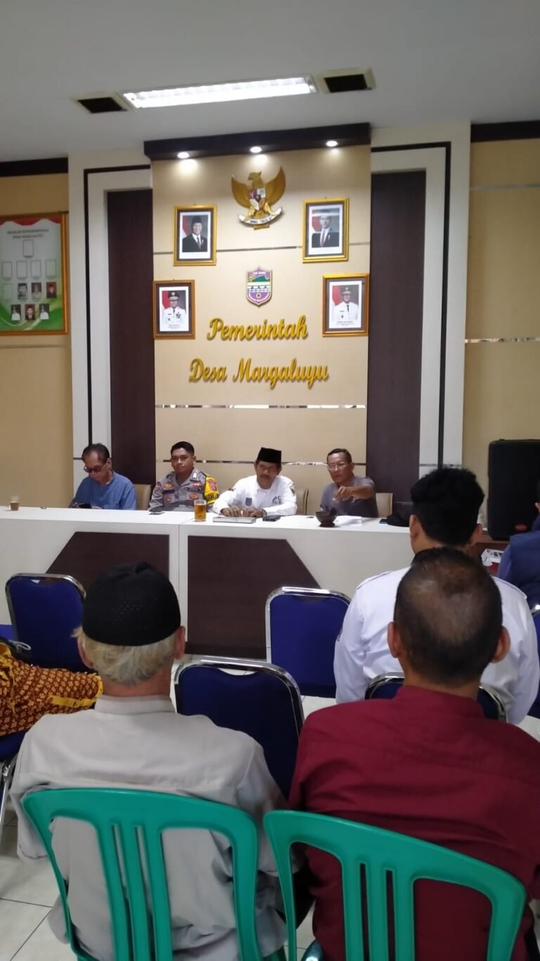 Perkuat Sinergitas, Polsek Cikoneng Polres Ciamis Hadiri Rapat Minggon di Desa Margaluyu