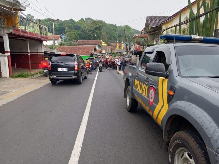 Polsek Panjalu Hadir dan Beri Pengamanan Arak Arakan Kesenian Singa Depok di Desa Sriwinangun