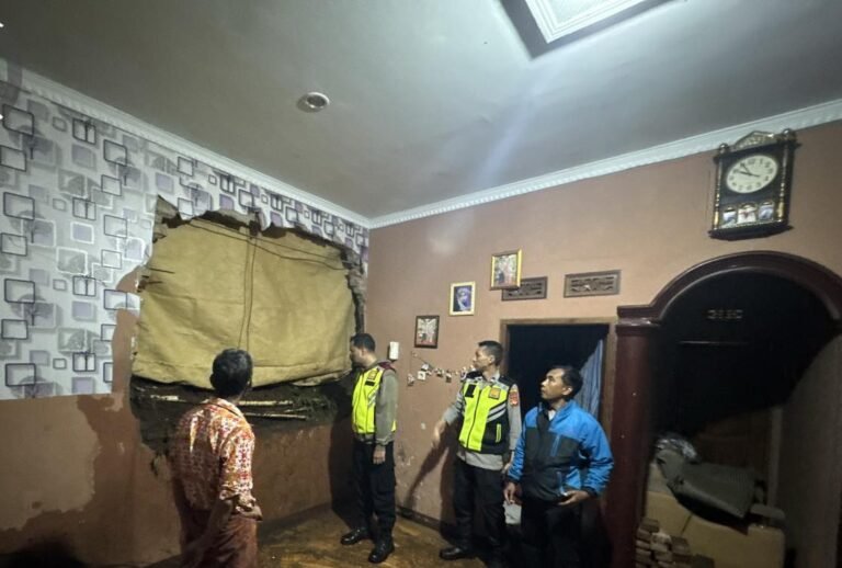 LONGSOR AKIBAT HUJAN DERAS DINDING RUMAH WARGA JEBOL, POLISI LAKUKAN CEK LOKASI BENCANA.