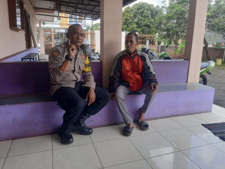 Perkuat Sinergitas, Polsek Cikoneng Polres Ciamis Koorkom Kamtibmas ke Warga Desakidul