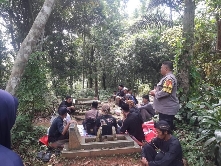 Polsek Pamarican Ikuti Ziarah dan Tabur Bunga ke Mantan Kades Sukhurip di Momen Peringatan Hari Jadi Desa ke 176