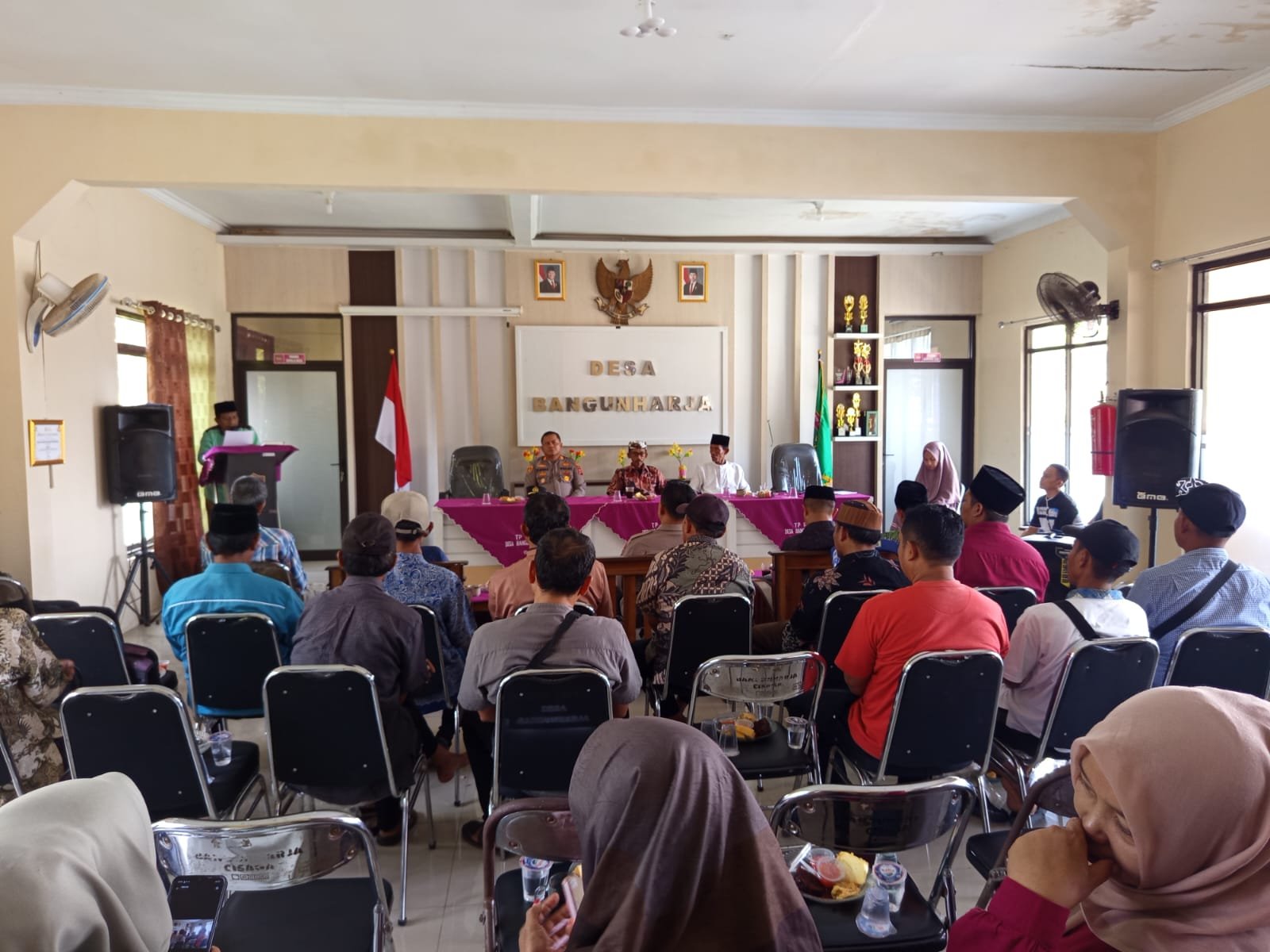 Perkuat Sinergitas, Polsek Cisaga Hadiri Acara Halal Bi Halal Tingkat Desa Bangunharja