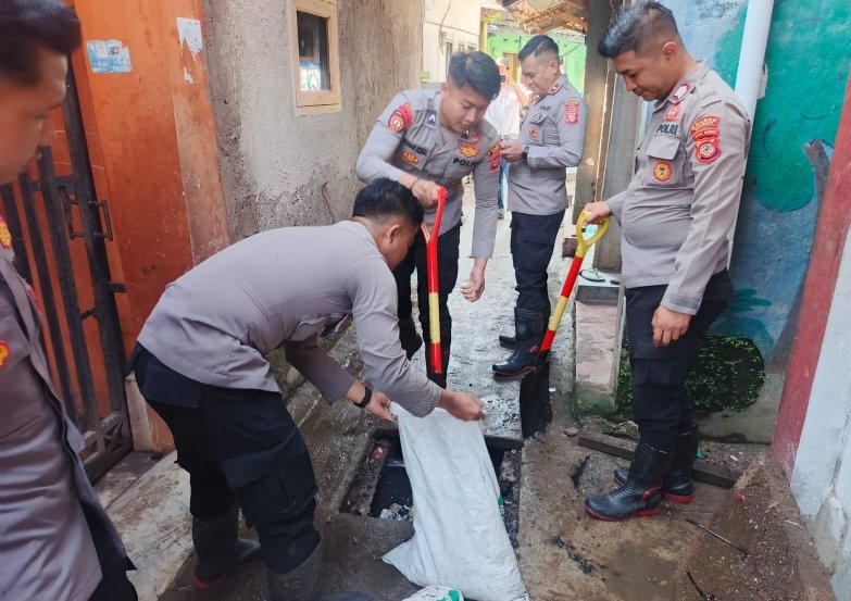 Polres Garut Sigap Bantu Warga Bersihkan Material Sisa Banjir