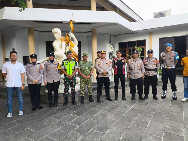 Beri Kenyamanan Beribadah, Polres Ciamis Siagakan Personel di Gereja St. Yohanes Pembabtis