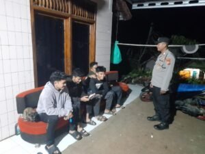 Polsek Rajadesa Gencarkan Giat Preemtif dan Pembinaan, Polisi Perkuat Keamanan di Malam Libur