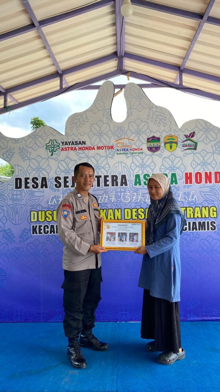 Polsek Cipaku Saksikan Penyerahan Keluarga Sehat Bebas Stunting di Desa Jalatrang