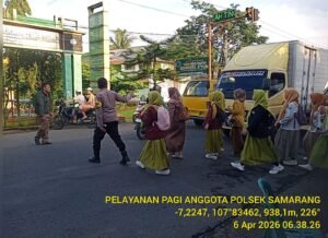 Polsek Samarang Intensifkan Pengaturan Lalu Lintas Pagi Hari, Ciptakan Kamseltibcar Lantas Kondusif