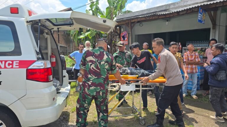 Polsek Cibatu Evakuasi Korban Tersengat Listrik Saat Pasang Baliho