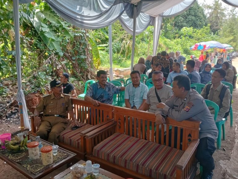 Perkuat Sinergitas, Polsek Sukadana Polres Ciamis Koorkom ke Warga Citamiang Wetan di Acara Resepsi Gusaran