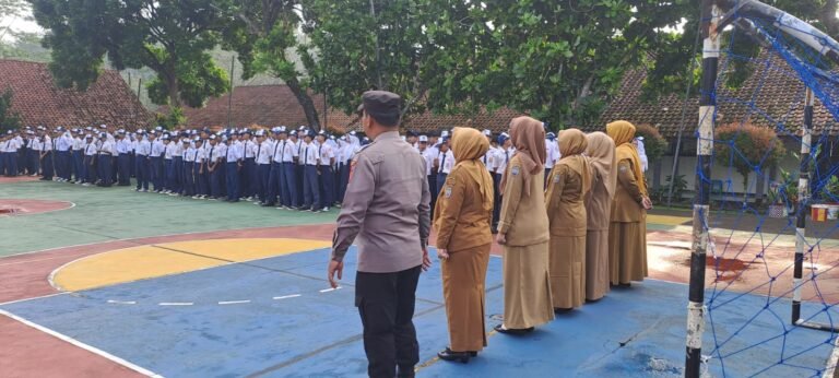 Humanis, Polsek Cisaga Ikuti Upacara Bendera dan Beri Pembinaan di SMP Negeri 2 Cisaga