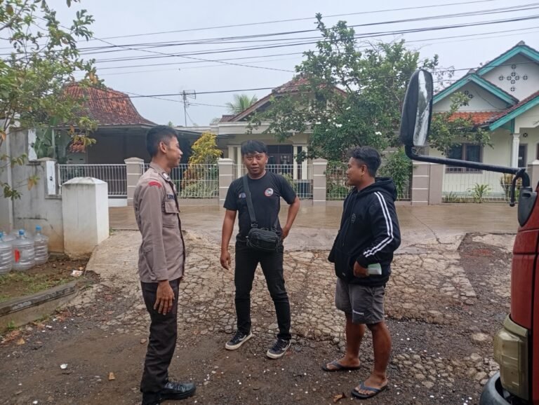 Polsek Cikoneng Laksanakan Sambang ke Warga, Perkuat Kamtibmas di Lingkungan Desa