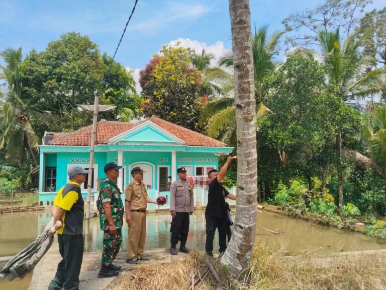 Polsek Kawali Bersama TNI dan Pemerintah Desa Lakukan Penandaan Pohon Rawan, Cegah Potensi Bahaya di Permukiman
