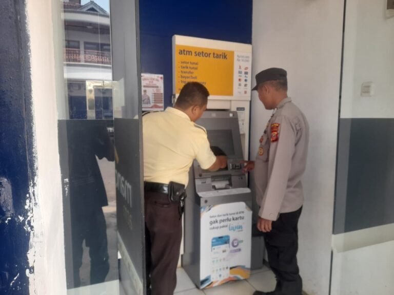 Polsek Rajadesa Polres Ciamis Binluh ke Satpam Perbankan di Kecamatan Rajadesa