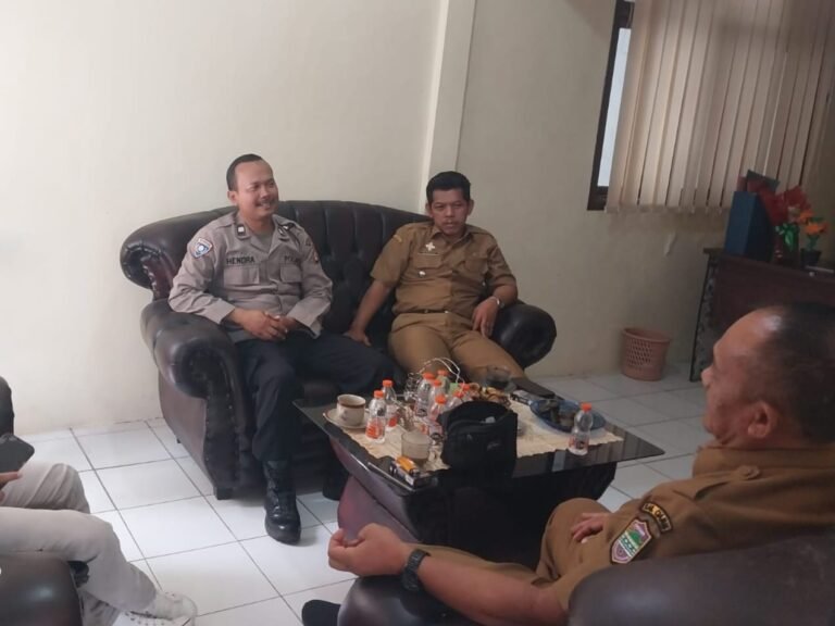 Tingkatkan Sinergitas, Polsek Kawali Polres Ciamis Door to Door Silaturahmi ke Warga Citereup
