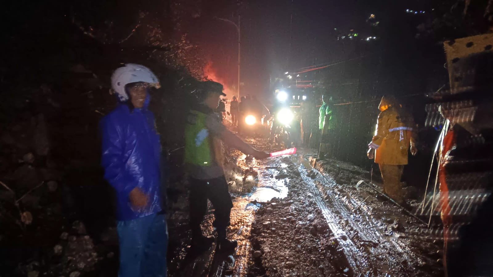 Polsek Banjarwangi Cek TKP Tanah Longsor di Jalan Garut–Pameungpeuk