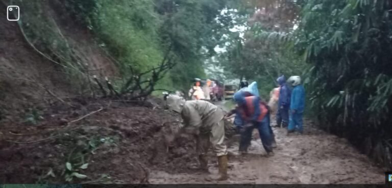 Hujan Deras Picu Longsor di Pamulihan, Polisi Sigap Cek Lokasi Bencana