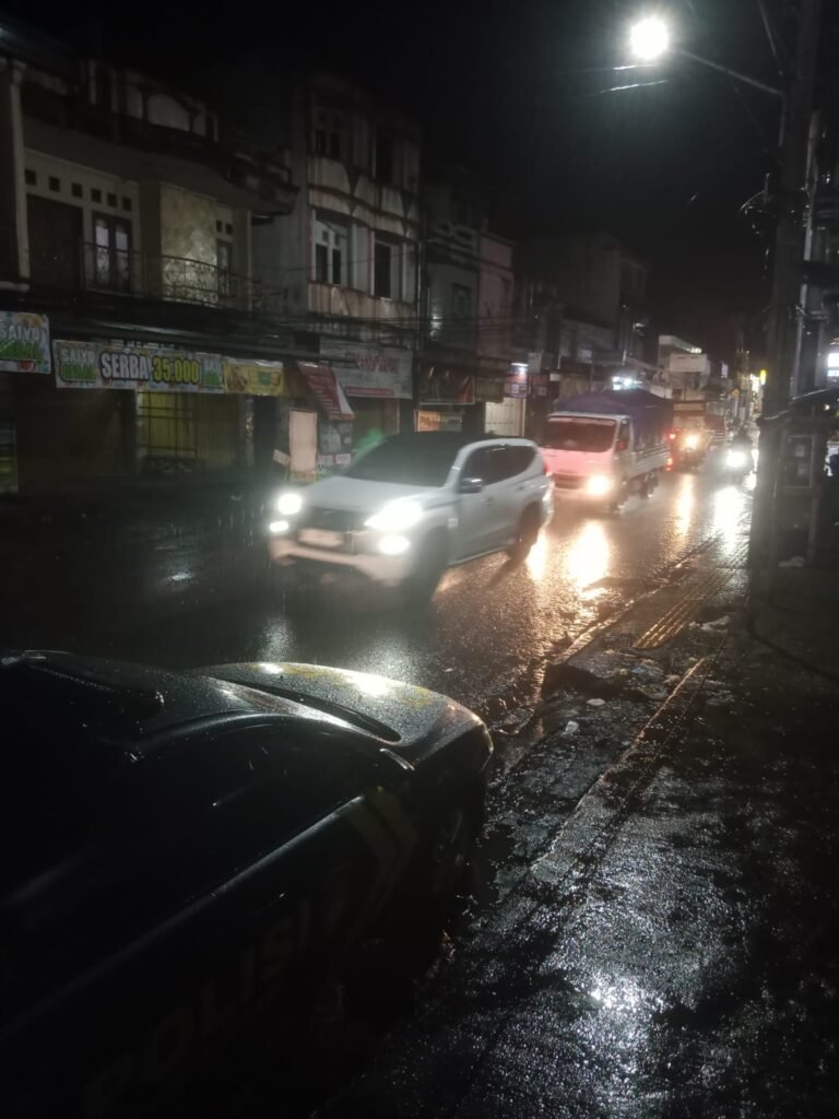 Polsek Samarang Dan Polsek Tarogong Kidul Tindak Lanjut Aduan Call Center 110, Mengenai Kepadatan Lalu Lintas di Perbatasan