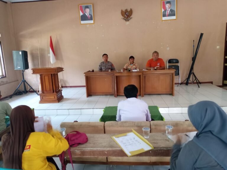 Perkuat Sinergitas, Polsek Cisaga Polres Ciamis Hadiri Rapat Minggon di Desa Kepel
