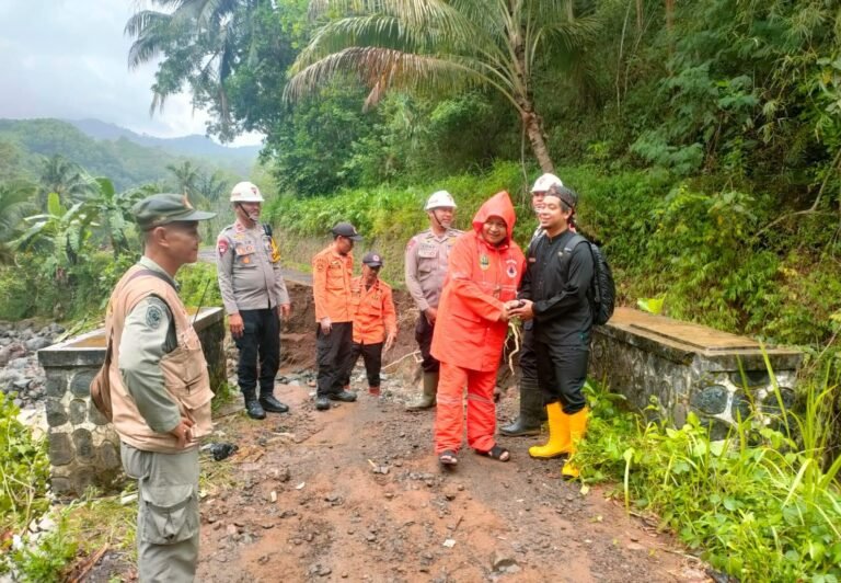 Diterjang Hujan Deras, Jembatan Ciwarunga Putus—Akses Antar Desa Lumpuh, Polisi & Tim Gabungan Bergerak Cepat