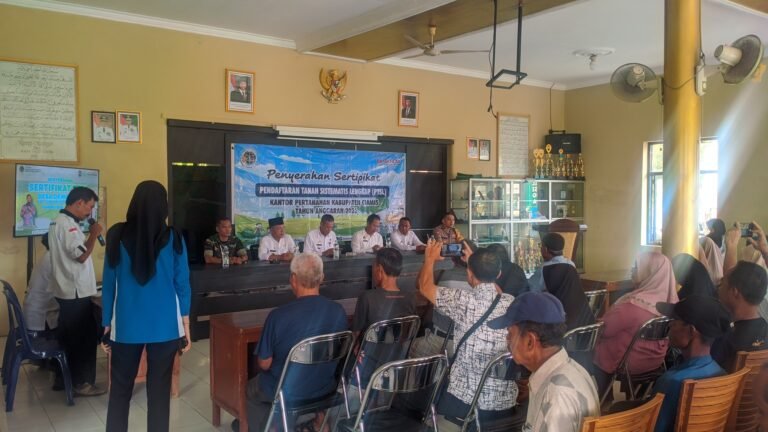 Polsek Cijeungjing Polres Ciamis, Monitoring Penyerahan Sertifikat PTSL di Desa Dewasari