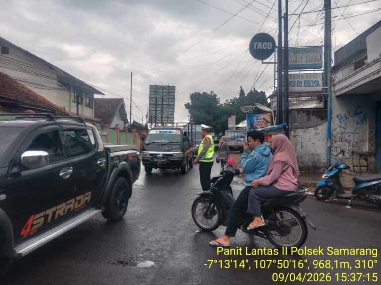 Polsek Samarang Laksanakan Pengaturan Lalu Lintas Pada Jam Rawan Sore Hari