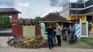 Cipta Kondisi, Polsek Lakbok Polres Ciamis Datangi Warga Cintaratu Saat Beraktifitas