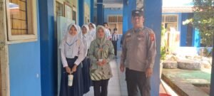 Polsek Cisaga Polres Ciamis Ikut Pantau TKA di SMP Negeri 1 Cisaga