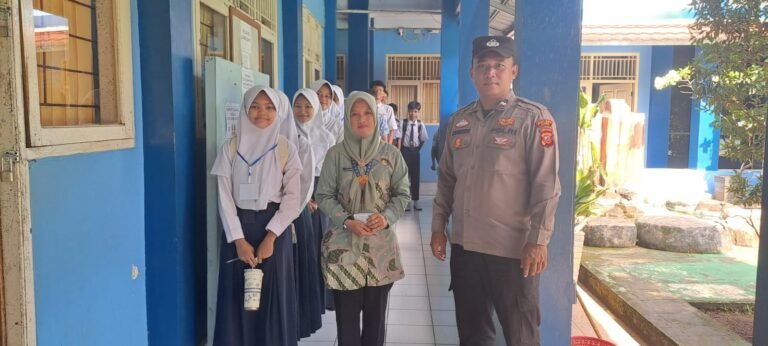 Polsek Cisaga Polres Ciamis Ikut Pantau TKA di SMP Negeri 1 Cisaga