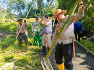 Respons Cepat Bencana, Polri dan Warga Dirikan Jembatan Darurat di Garut.