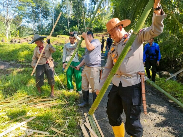 Respons Cepat Bencana, Polri dan Warga Dirikan Jembatan Darurat di Garut.