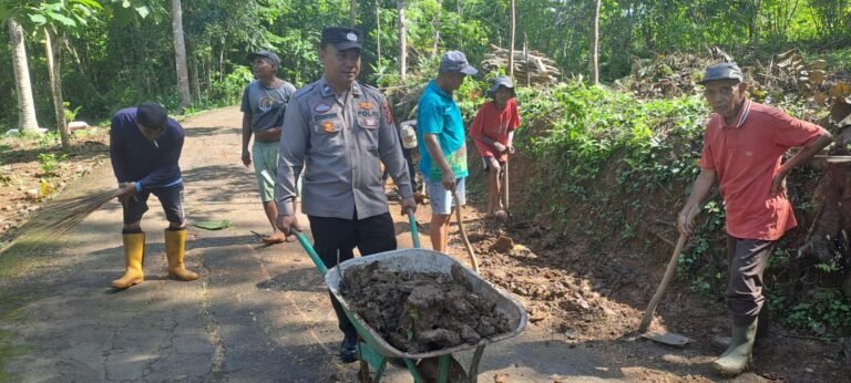 Humanis, Polsek Cisaga Polres Ciamis Ikut Bantu Warga Bangun Gorong-Gorong Lingkungan