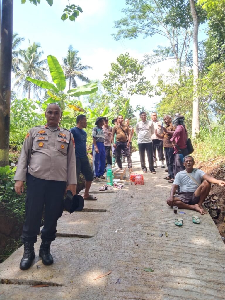 Polsek Cikoneng Ikut Kawal Reses DPRD Provinsi Jabar ke Dua Desa di Kecamatan Cikoneng