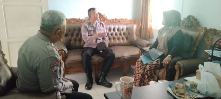 Polsek Kawali Pantau Kegiatan Kesmas Gratis di Puskesmas Kawalimukti
