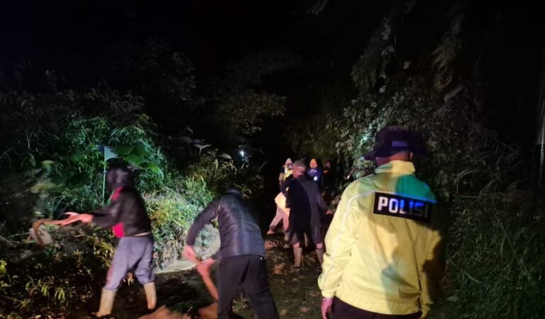 Empat Titik Longsor Tutup Jalur Banjarwangi–Singajaya, Polisi dan Tim Gabungan Gerak Cepat.