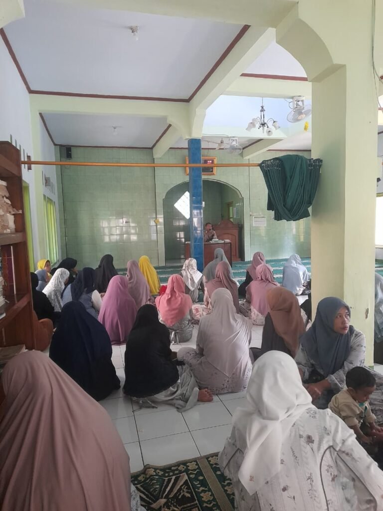 Soliditas Polri dan Elemen Masyarakat, Polsek Rajadesa Polres Ciamis Binluh di Acara Keagamaan
