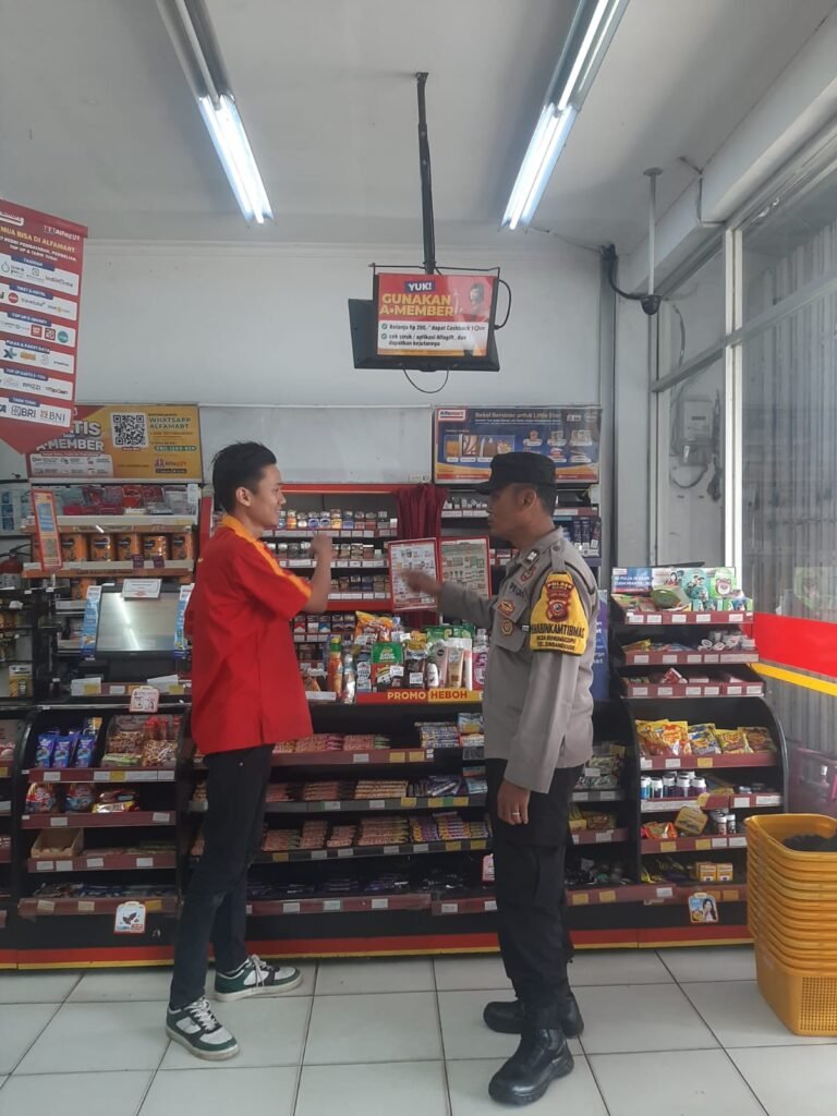 Perkuat Sinergitas, Polsek Cikoneng Polres Ciamis Koorkom Kamtibmas ke Petugas Minimarket