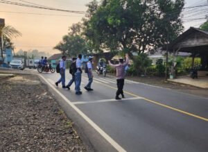 Strong Point Pagi Polsek Cisaga, Polisi Hadir Amankan Aktivitas Sekolah dan Kelancaran Lalu Lintas