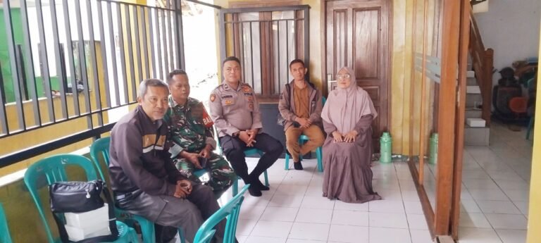 Perkuat Sinergitas, Polsek Cihaurbeuti Polres Ciamis Koorkom Kamtibmas ke Warga Sumberjaya