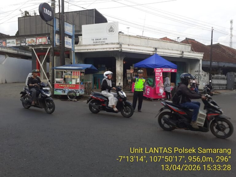 Polsek Samarang Laksanakan Pengaturan Lalu Lintas Sore Hari, Wujudkan Kamseltibcar Lantas yang Kondusif