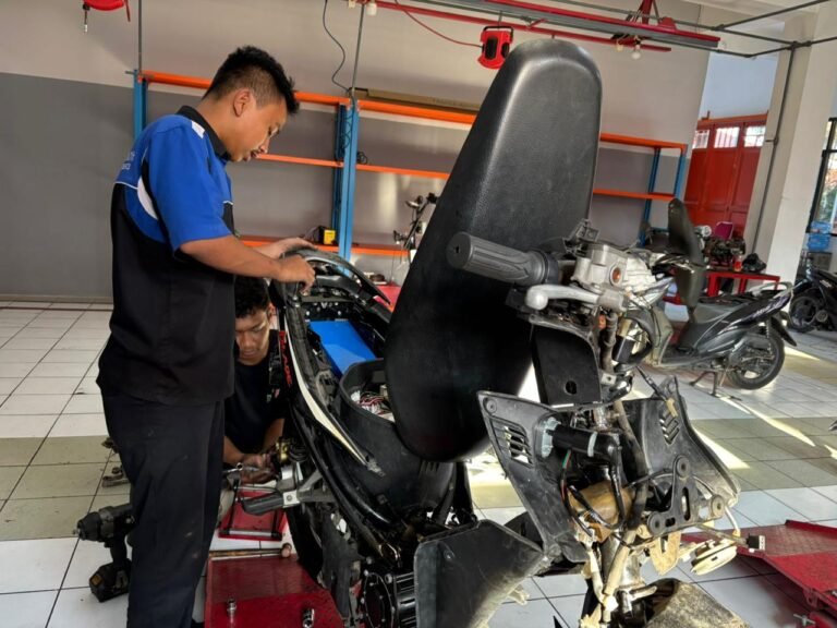 PLN UID Jabar Perkuat Kompetensi EV di SMKN 8 Bandung, Dari Teori Jadi Praktik Nyata