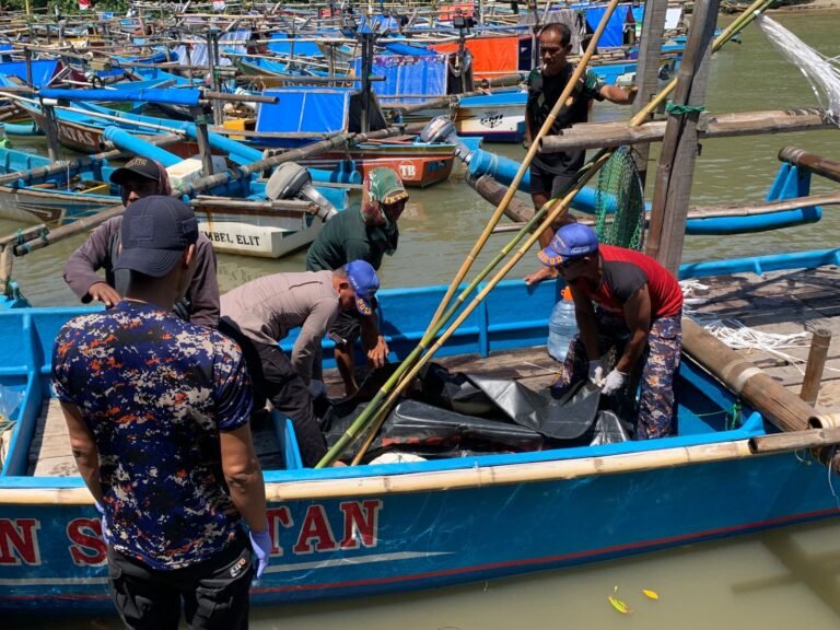 Sat Polairud Polres Garut Bergerak Cepat Evakuasi Penemuan Mayat Wanita Terapung di Perairan Santolo