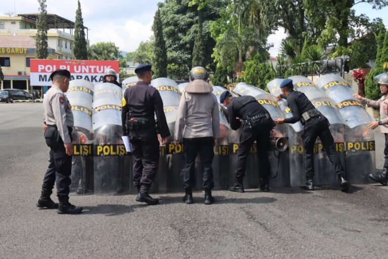 Tingkatkan Kesiapsiagaan, Polres Garut Gelar Latihan Dalmas Lanjut dan Negosiator