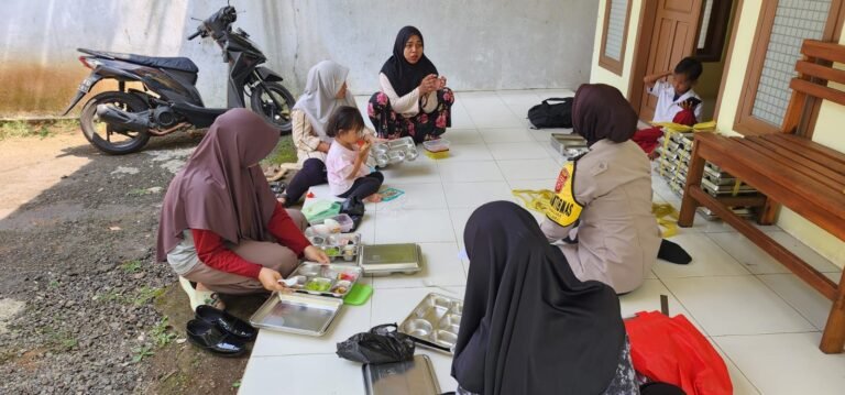Polsek Ciamis Pantau dan Ikut Turun Salurkan MBG Bagi Balita dan Ibu Hamil di Pusakanagara