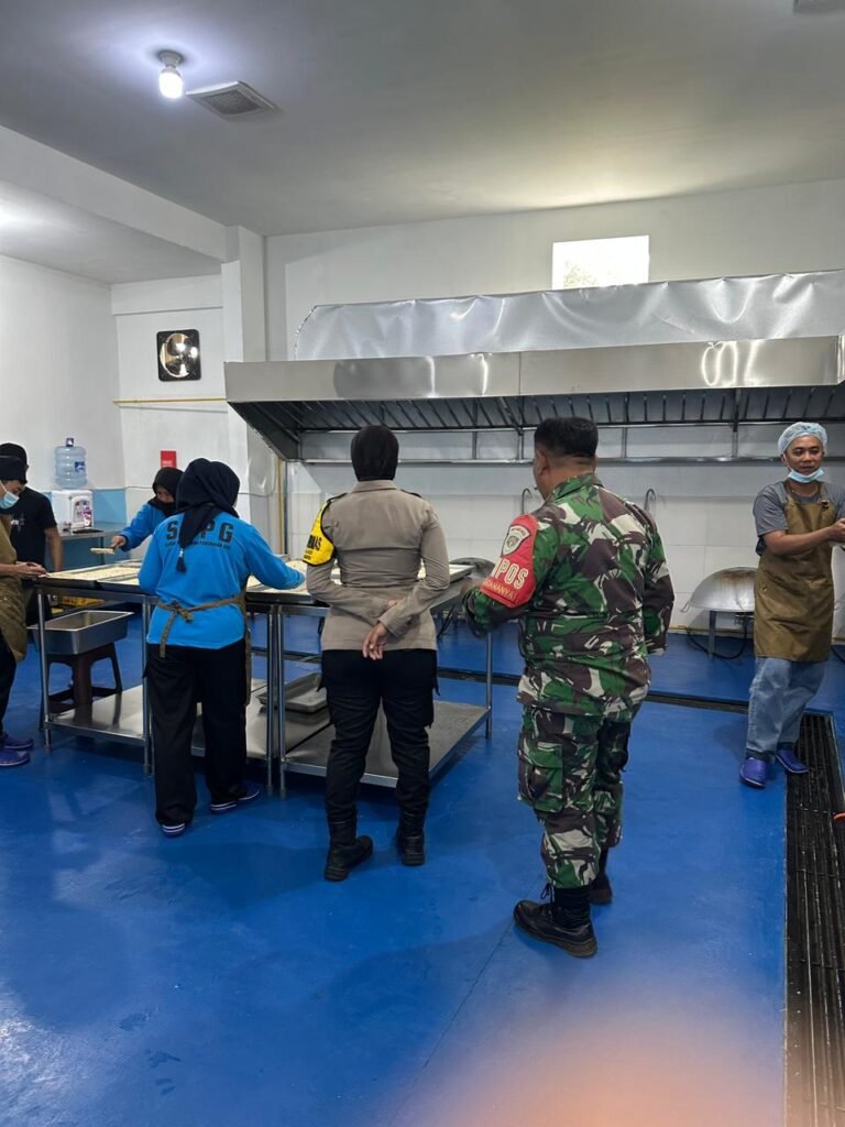 Polsek Ciamis Polres Ciamis Pantau Program MBG di SPPG di Desa Mekarjadi Sadananya
